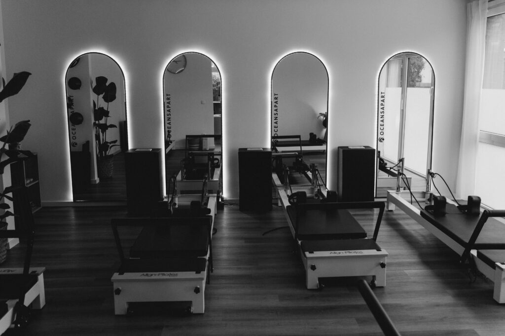 Luma Room Studio Interior – warme Boho Einrichtung mit Reformer Geräten