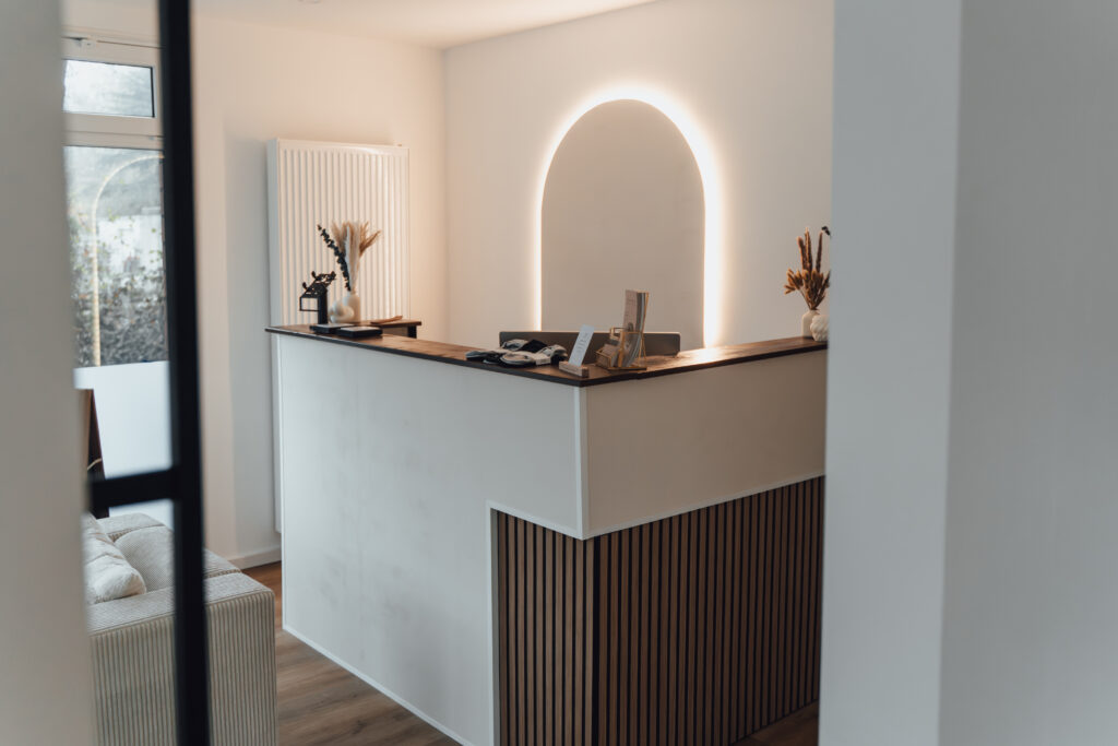 Luma Room Innenansicht – warme Farben, Boho Deko, Reformers