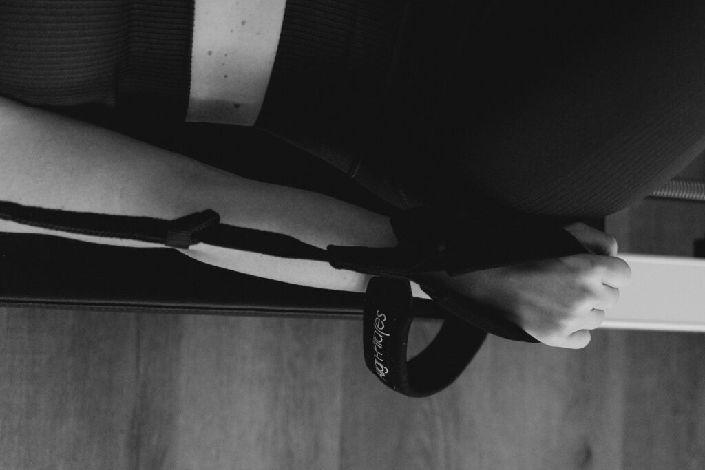 Nahaufnahme Reformer mit warmem Licht – Luma Room Atmosphäre